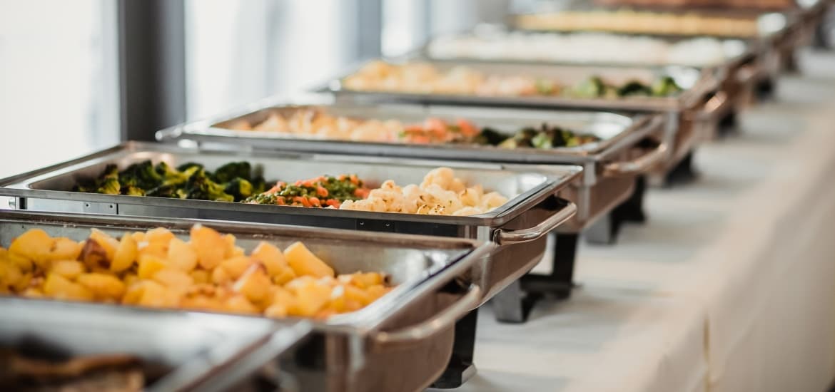 Taşıma yemek servisinde sıcak yemek hattı