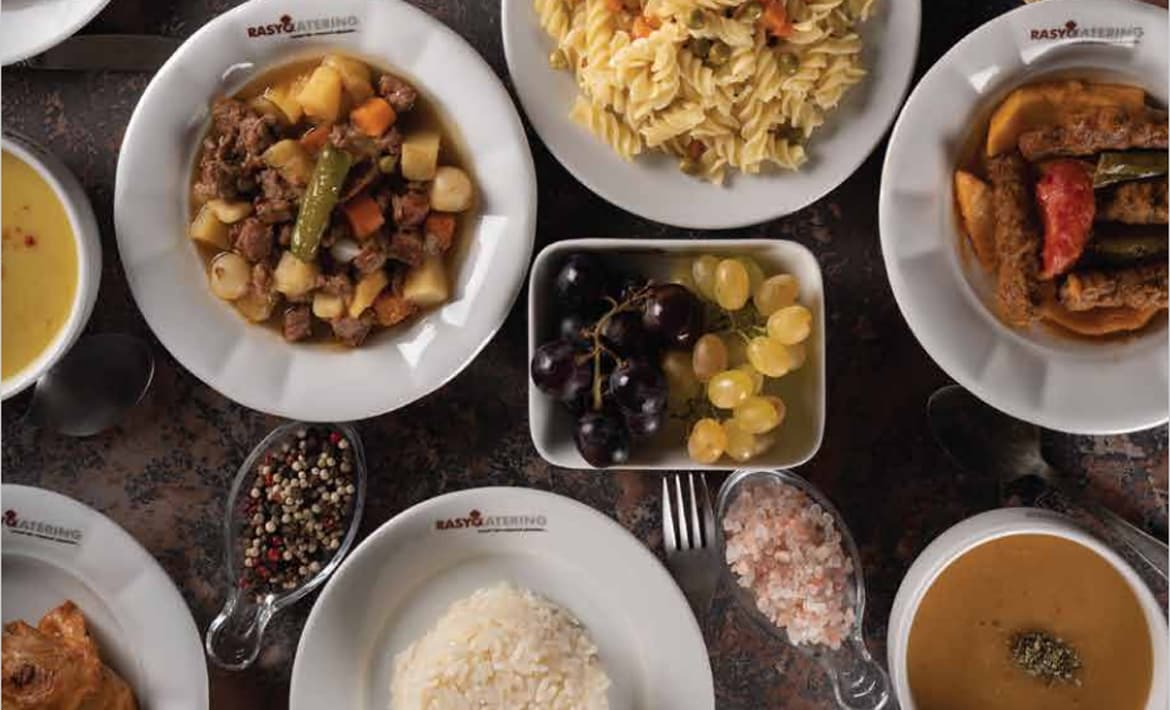 Rasyo Catering markalı tabaklarda günlük menü sunumu